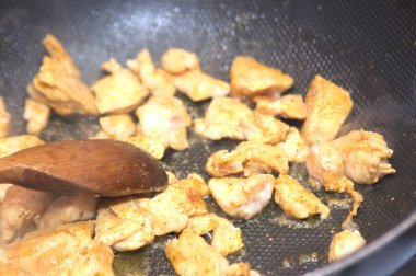 Kızarmış dilimlenmiş tavuk