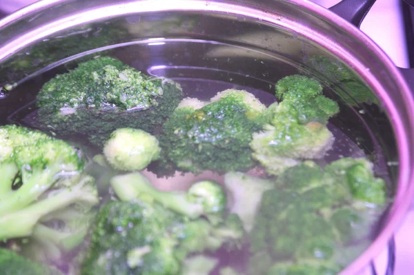 Boiling broccoli — Stock Photo, Image