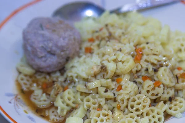 Pâtes à roulettes avec boulette de viande — Photo