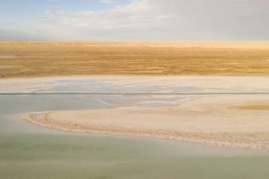 Geniş düzlüklere sahip Salt Lake. Fotoğraf: Qinghai, Çin.