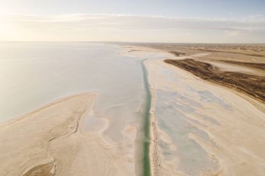 Geniş düzlüklere sahip Salt Lake. Fotoğraf: Qinghai, Çin.