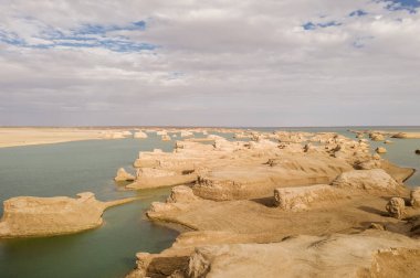Rüzgar erozyon arazisi, yardang arazi. Fotoğraf: Qinghai, Çin.