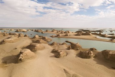 Rüzgar erozyon arazisi, yardang arazi. Fotoğraf: Qinghai, Çin.