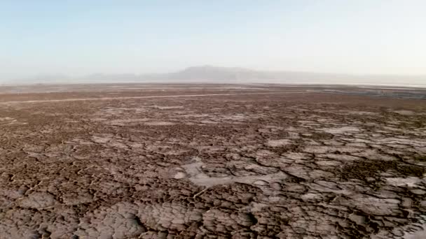 Het droge land, de bodem bij het zoutmeer in Qinghai, China. — Stockvideo