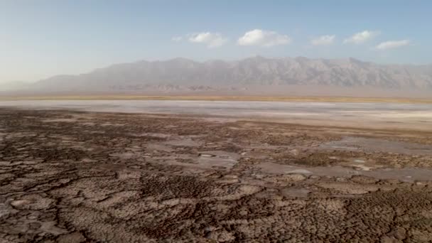 La terra asciutta, il terreno vicino al lago salato a Qinghai, Cina. — Video Stock