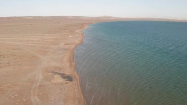 Göl manzarası, toprak ve göl kenarı..