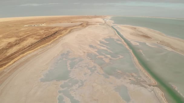 Geniş düzlüklere sahip tuzlu göl. — Stok video