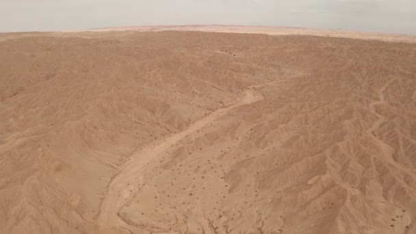 Droogte land met erosie terrein, geomorfologie achtergrond. — Stockvideo