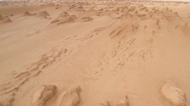 Paisaje del terreno de erosión del viento, yardang landform. — Vídeos de Stock