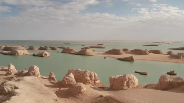 Paisaje del terreno de erosión del viento, yardang landform. — Vídeos de Stock