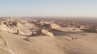 Tepeler ve aşınma arazisi, doğal arka plan..