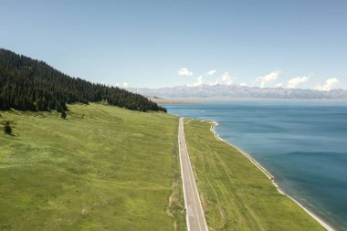 Güneşli bir günde göl ve çayırlar. Sayram Gölü, Xinjiang, Çin 'de çekildi..
