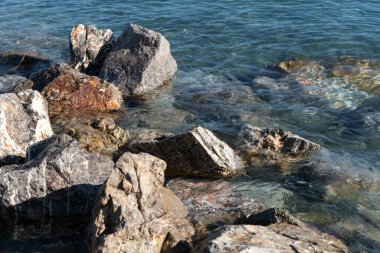 Gölün ve kayaların sakin yüzeyi. Sayram Gölü, Xinjiang, Çin 'de çekildi..