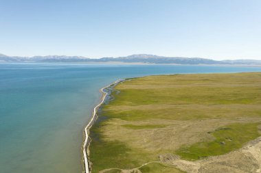 Güneşli bir günde göl ve çayırlar. Sayram Gölü, Xinjiang, Çin 'de çekildi..