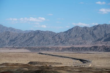 Desert ve Railway, yol yapımı. Xinjiang, Çin 'de çekildi..