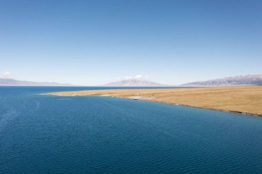 Güneşli bir günde göl ve çayırlar. Sayram Gölü, Xinjiang, Çin 'de çekildi..