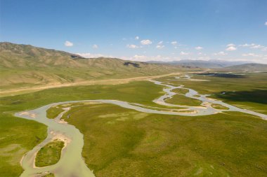 Sarmal nehirler ve çayırlar. Xinjiang, Çin 'de çekildi..