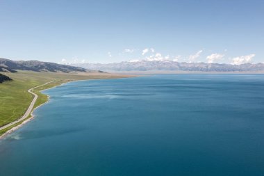 Güneşli bir günde göl ve çayırlar. Sayram Gölü, Xinjiang, Çin 'de çekildi..