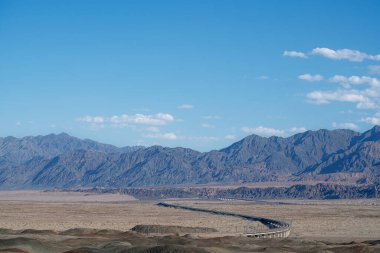 Desert ve Railway, yol yapımı. Xinjiang, Çin 'de çekildi..