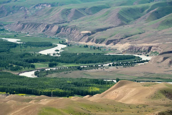 Tymczasem Rzeka Góry Słoneczny Dzień Postrzelony Xinjiang Chiny — Zdjęcie stockowe