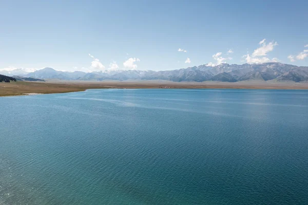 湖水和草原 阳光灿烂 在中国新疆Sayram湖中被枪杀 — 图库照片