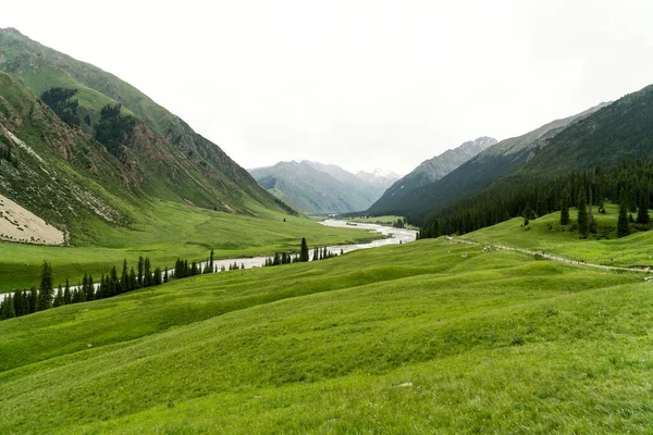 Río Montañas Con Nubes Blancas Tiro Xinjiang China — Foto de Stock