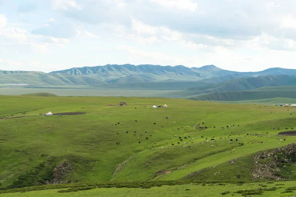 Mavi Gökyüzü Olan Dağlar Xinjiang Çin Çekildi — Stok fotoğraf