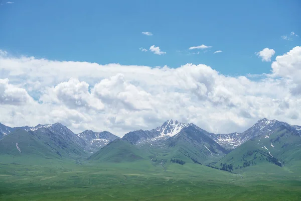 Nalati草原与蓝天 在中国新疆被枪杀 — 图库照片