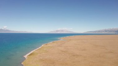 Güneşli bir günde Göl ve çayırlar.
