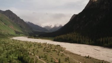 Gün batımında dağlar ve ağaçlar.