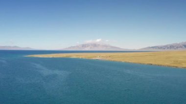 Güneşli bir günde Göl ve çayırlar.