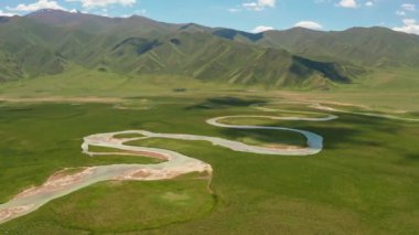 Bayinbuluke otlağı ve nehri güzel bir günde.