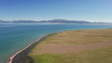 Mavi göl ve çayırlar güneşli bir günde.