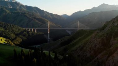 Dağlar arasındaki köprü..