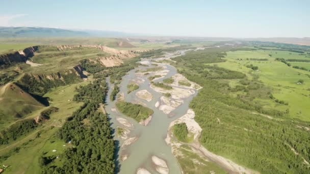 Prateria e fiume in una giornata nuvolosa. — Video Stock