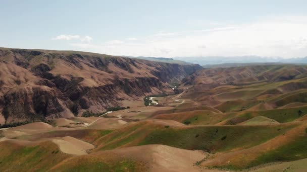 Picos de montaña y pastizales están bajo nubes blancas. — Vídeos de Stock