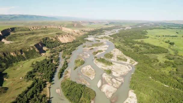 Prateria e fiume in una giornata nuvolosa. — Video Stock