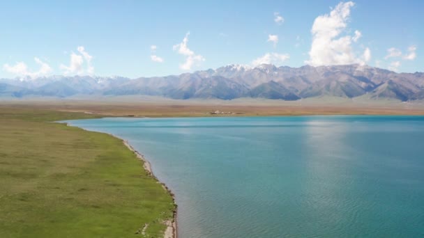 Lago y pastizales con un día soleado. — Vídeos de Stock