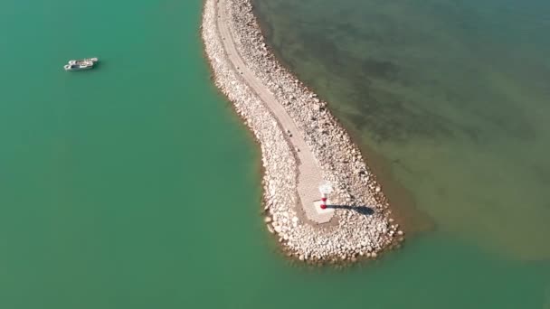 Lake and lighthouse in a sunny day. — Stock Video