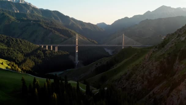 Bron mellan bergen. — Stockvideo