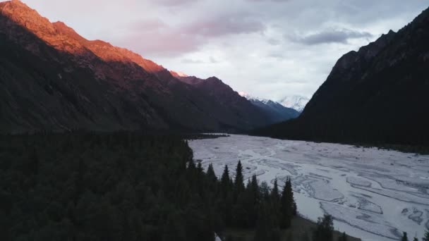 Rzeka i góry o zachodzie słońca. — Wideo stockowe