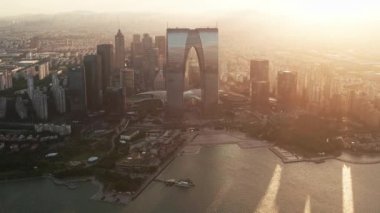 Çin, Suzhou 'da Jinji Gölü' nün yanındaki CBD binaları.