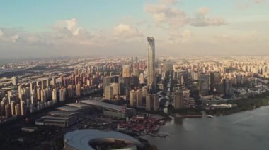 Çin, Suzhou 'da Jinji Gölü' nün yanındaki CBD binaları.