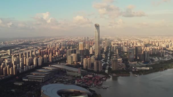 Edificios del CDB junto al lago Jinji en Suzhou, China. — Vídeos de Stock