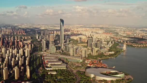 Çin, Suzhou 'da Jinji Gölü' nün yanındaki CBD binaları. — Stok video