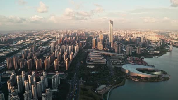 Çin, Suzhou 'da Jinji Gölü' nün yanındaki CBD binaları. — Stok video