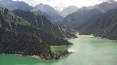 Tianchi 'de göl ve dağlar, xinjiang, Çin.