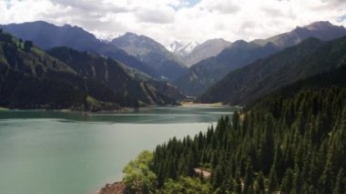 Tianchi 'de göl ve dağlar, xinjiang, Çin.