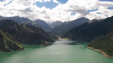 Tianchi 'de göl ve dağlar, xinjiang, Çin.