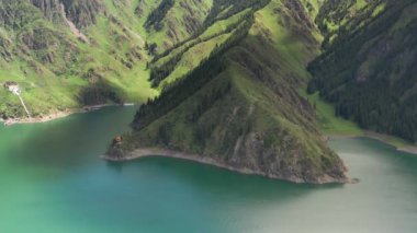 Yeşil dağlar ve Tianchi 'deki göl, xinjiang, Çin.